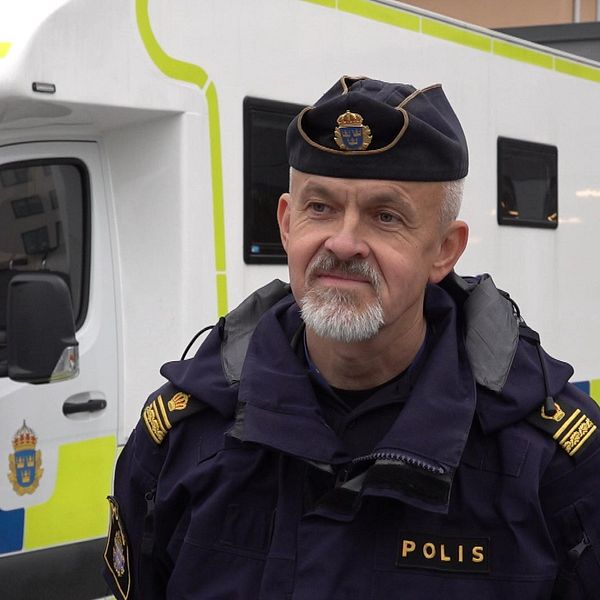 Hör polisen Anders Stridsberg berätta vad allmänheten kan göra vid det mobila poliskontoret.