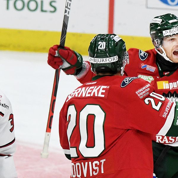 Frölundas Ryan Lasch jublar efter att #43 Michael Spacek gjort 1-0 under torsdagens ishockeymatch i SHL mellan Frölunda HC och Örebro HK på Scandinavium.