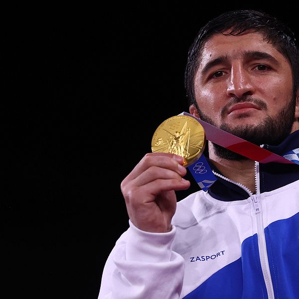 Abdulrasjid Sadulajev med sitt OS-guld i Tokyo.