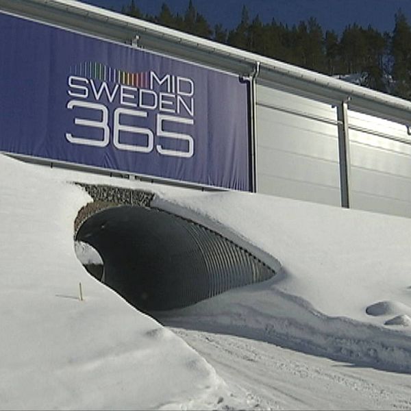Bild på en byggnad med en skylt med texten ”Mid Sweden 365”. Under byggnaden går en tunnel. Vinter.
