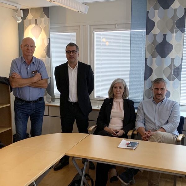 Den politiska oppositionen i Skurup vid tisdagens pressmöte i kommunhuset. Från vänster i bild: Göran Pettersson (Mp), Sven-Åke Strandberg (KV), Babak Rahimi (V), Lena Axelsson (S), Magnus Alm (S) samt Jörgen Lidfeldt (politisk vilde fd SD).