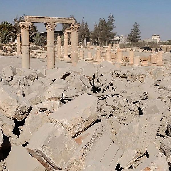 En odaterad bild, troligen en skärmdump från en video, som publicerats av IS i Homs 25 augusti uppges visa resterna av templet Baal Shamin i Palmyra efter att IS förstört det.