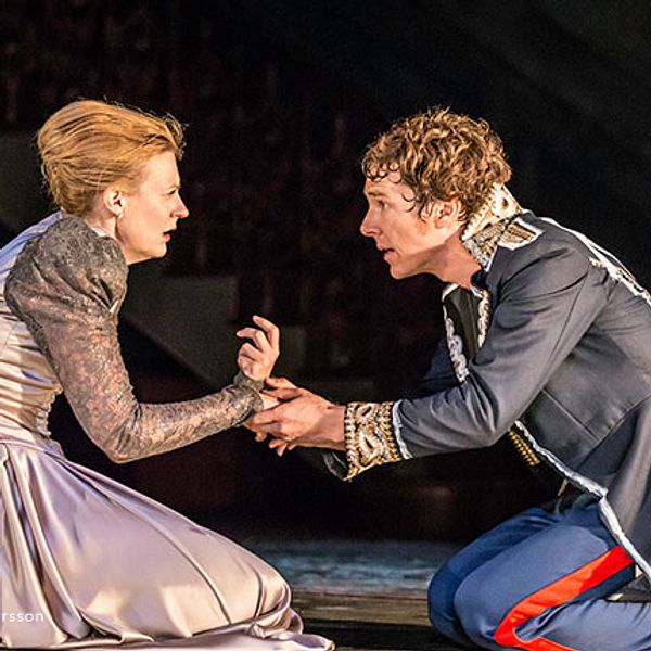 Anastasia Hille som Gertrude och Benedict Cumberbatch som Hamlet.