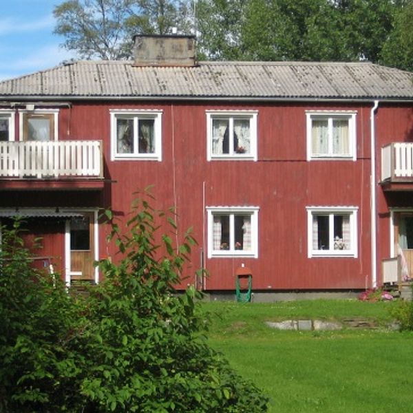 Ett rött hus i Bjurholm.
