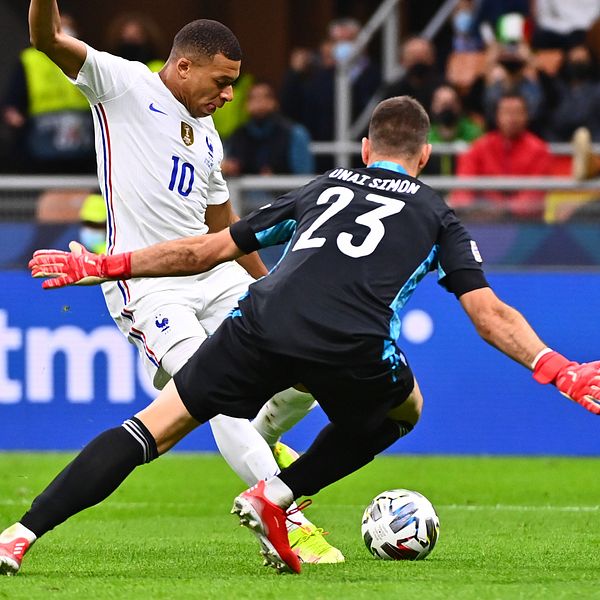 Fransmannen Kylian Mbappé rullar in segermålet i Nations League-finalen mot Spanien.