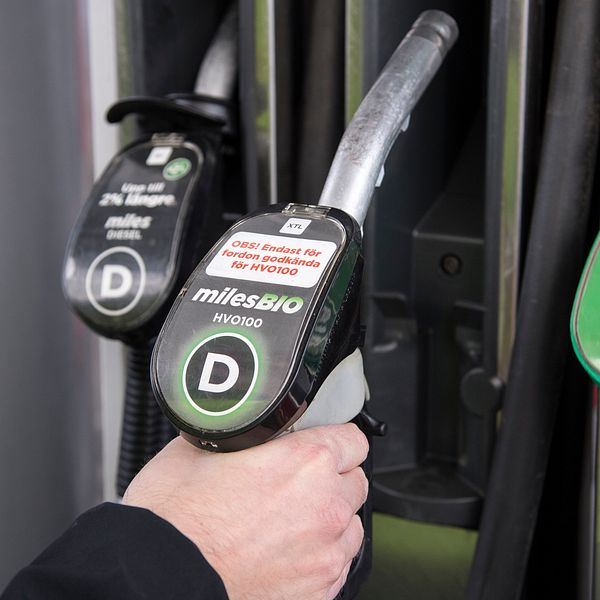 På nyårsdagen blev det dyrare att tanka eftersom producenterna måste blanda i mer biodrivmedel i den vanliga dieseln och bensinen. Arkivbild.