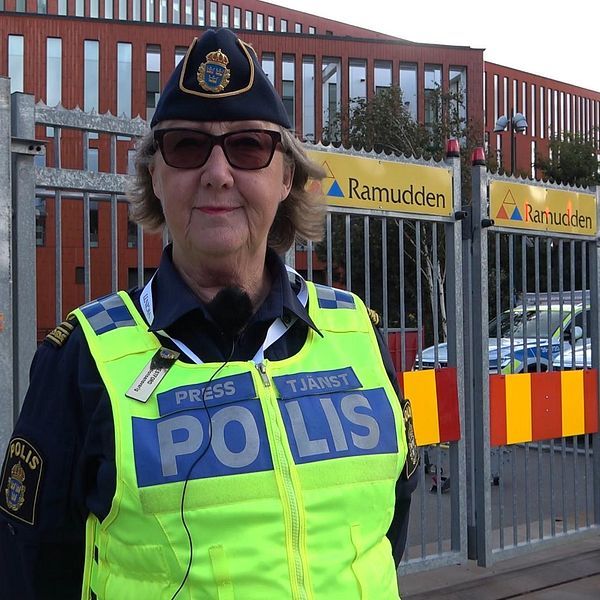 På bilden står polisens presstalesperson Ewa-Gun Westford framför avspärrningarna vid Malmö Live.