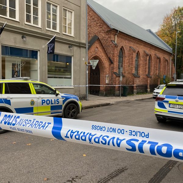 Grovt våldsbrott i centrala Gävle, polisbilar, avspärrat