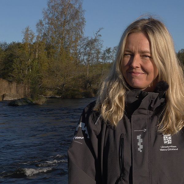 Anna Hagelin framför Gullspångsälvens utlopp till Vänern