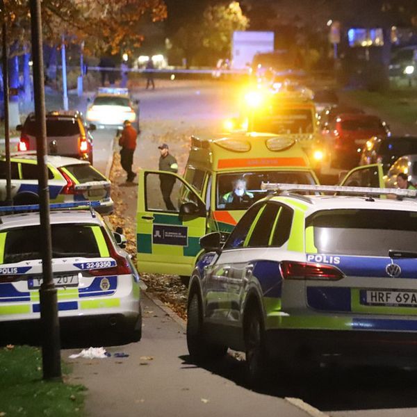 Polisen och ambulans på plats efter skottlossning i Farsta i södra Stockholm.