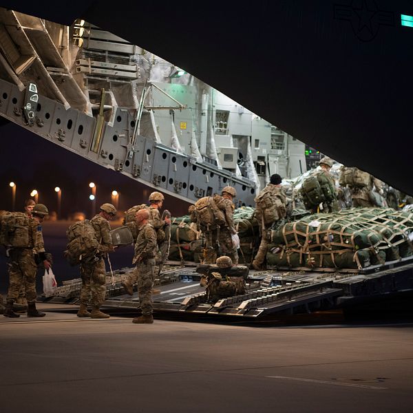 Amerikanska fallskärmssoldater på väg till övningen Defender Europe från Pope flygbas i North Carolina, USA.