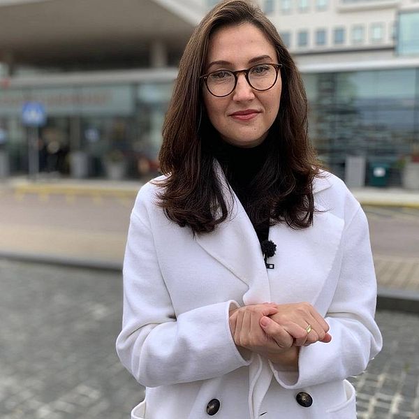 Aida Hadzialic (S) oppostionsregionråd framför Södersjukhuet.