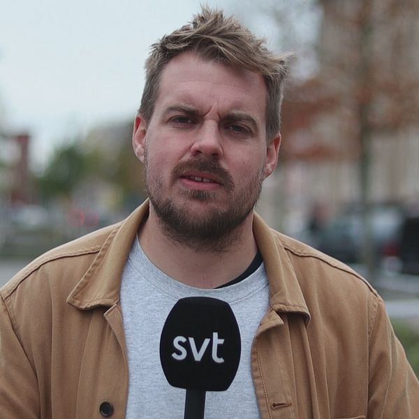 SVT:s reporter Christoffer Urborn på plats i Salabacke.