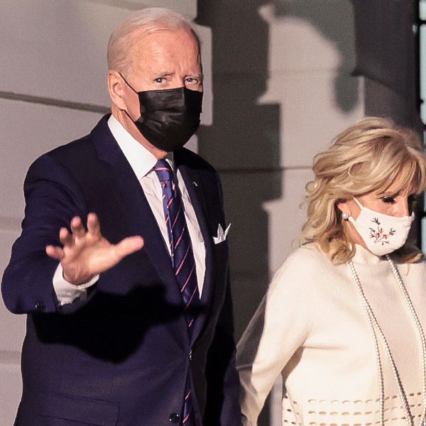 USA:s president Joe Biden och first lady Jill Biden på väg till tv-utfrågning i Baltimore, Maryland.