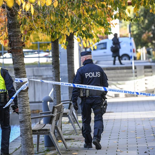 Poliser vid avspärrningarna i Hammarby sjöstad.