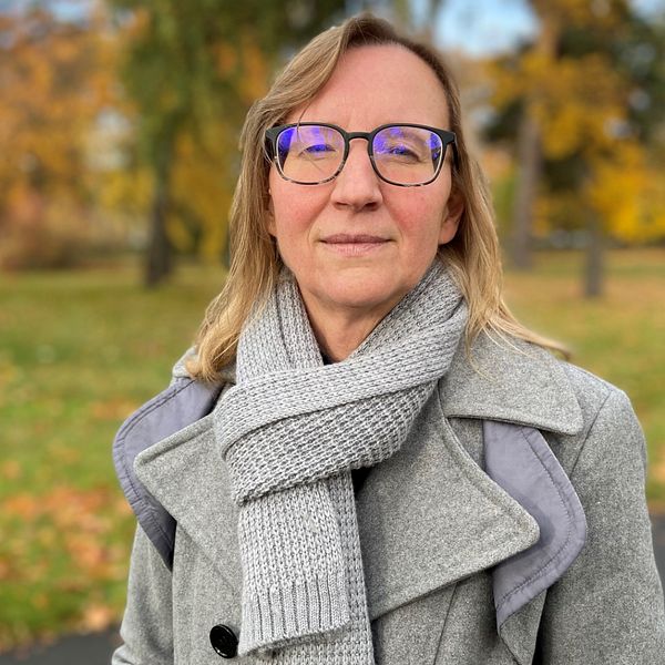 Agneta Ståhl står utomhus och tittar in i kameran.