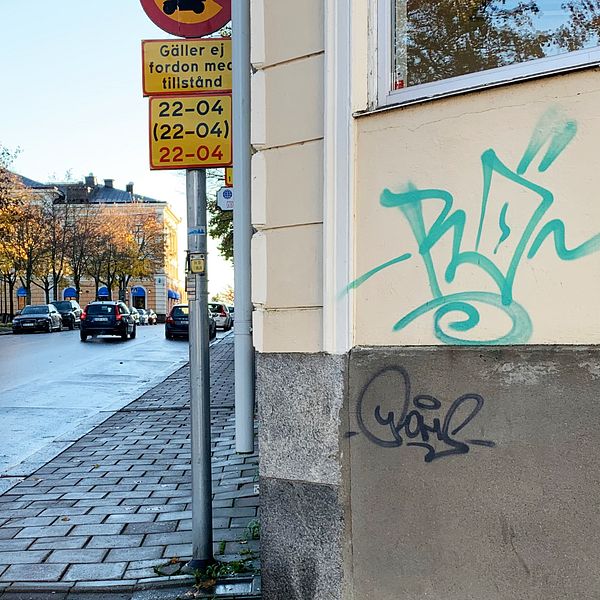 En husfasad i Hudiksvall som någon eller några sprayat med tags.