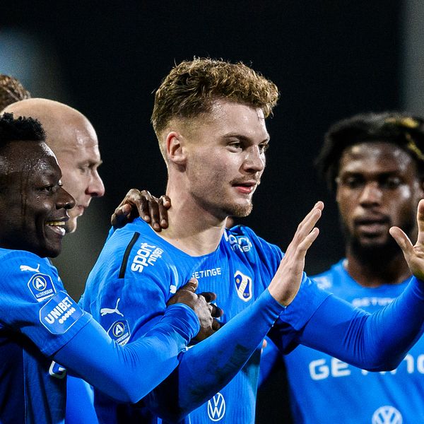 Halmstads Samuel Kroon jublar med lagkamrater efter 1-0 mot Örebro.
