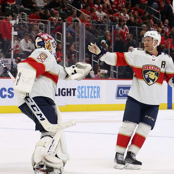 Floridas målvakt Sergei Bobrovsky tackas av lagkamraten Patric Hörnqvist