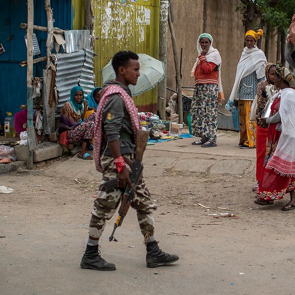 Bild på två Tigrayrebeller som patrullerar i staden Hawzen i Etiopien.