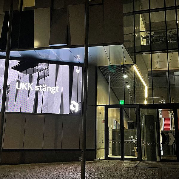 Uppsala Konsert och Kongress med en digital skylt till vänster i bild som visar texten UKK stängt.