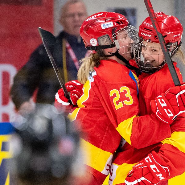 Smålands Hilda Svensson (nummer 23) och Edit Danielsson jublar efter 1-0 i finalen av TV-pucken mot Dalarna.