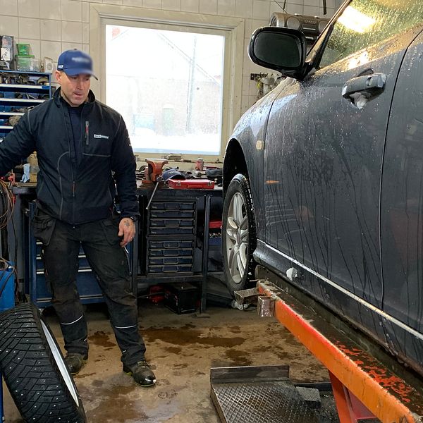 Johan Moström hissar upp en bil som ska få vinterdäck