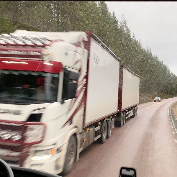 En lastbil passerar en buss på riksvägen 70 mellan Idre och Särna.