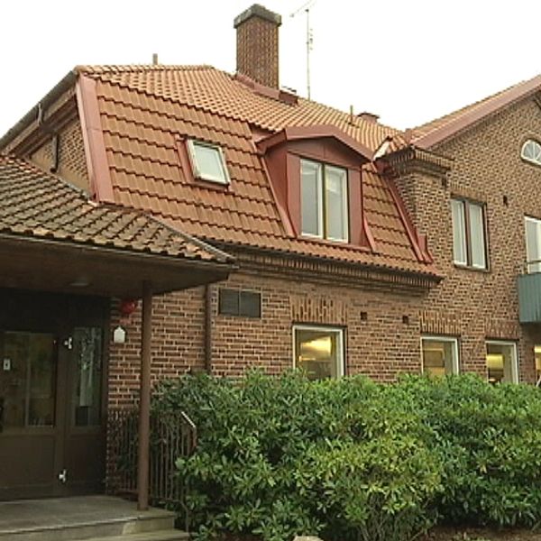 Bild på det tegelhus som är Hemgårdens äldreboende i Eldsberga.