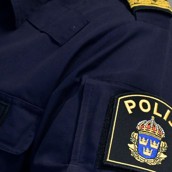 uniform med polisemblem