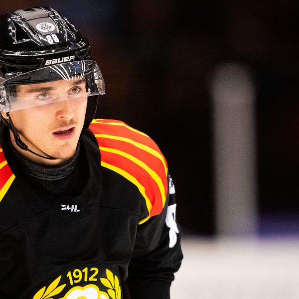 Brynäs Dmytro Timashov under ishockeymatchen i SHL mellan Brynäs och Djurgården den 4 december 2021 i Gävle.