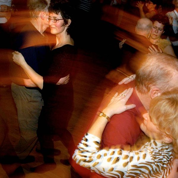 Personer dansar på ett dansgolv.
