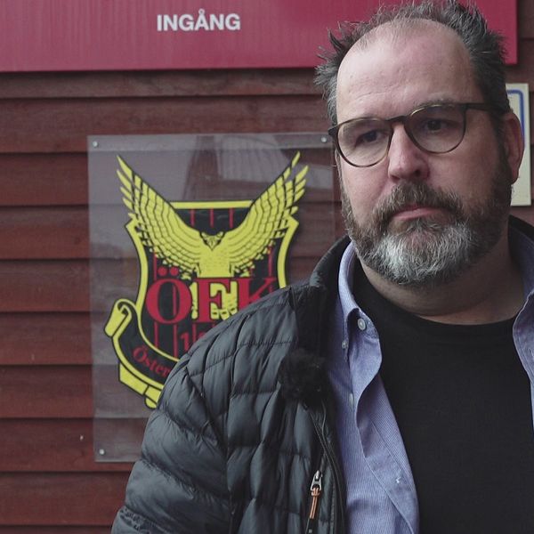 Östersunds FK:s ordförande Mathias Rasteby i svart jacka utanför arenan.