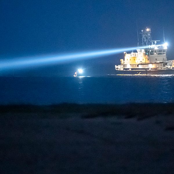 Det kapsejsade upp och nervända fraktfartyget Karin Høj började på onsdagen läcka olja då hon sjönk allt djupare ner i vattnet utanför stranden vid Tobisvik strax norr om Simrishamn.