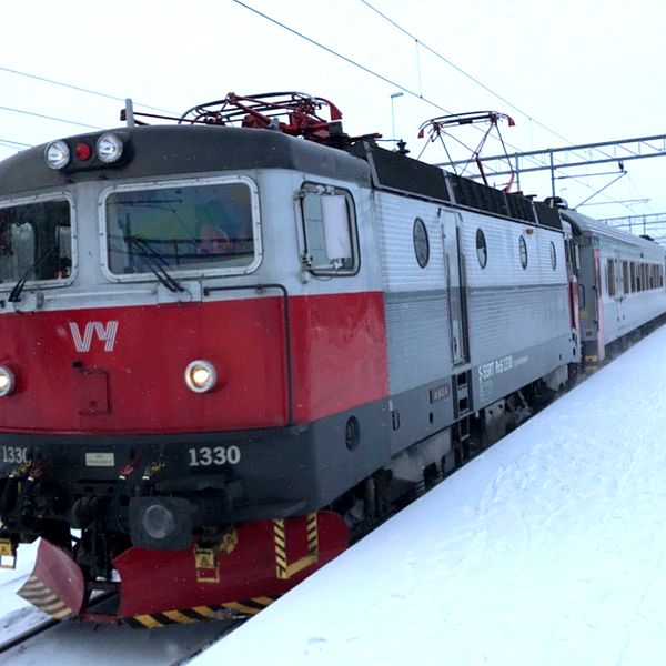 Tåg som står vid perrong, vinter och kallt, står vid stationen i Abisko.