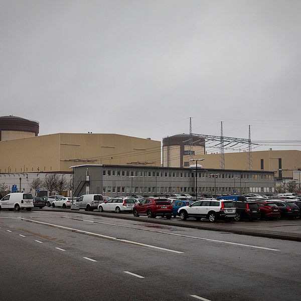 Ringhals reaktor 3 och 4. Bilar står parkerade på parkeringen framför reaktorerna.