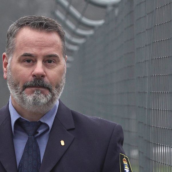 Kriminalvårdchefen Magnus Jönsson utanför anstalten Hall.
