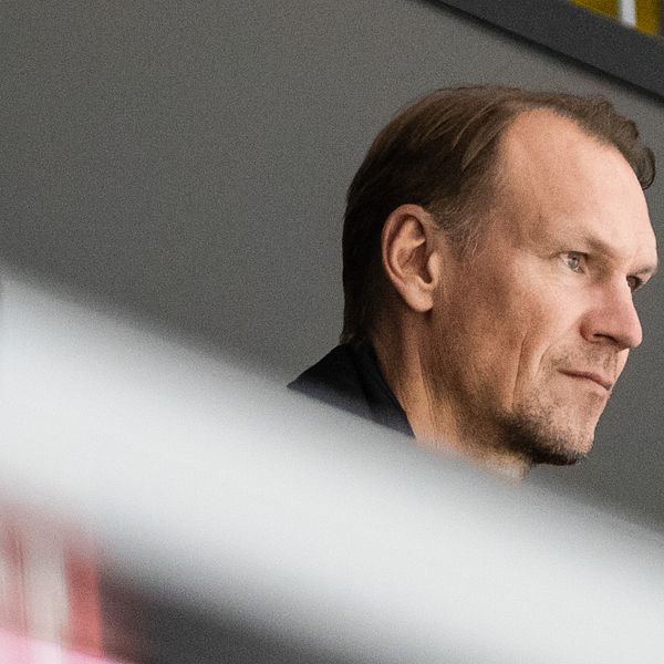 Nicklas Lidström på läktaren under ishockeymatchen i SHL mellan Örebro och Färjestad den 6 januari 2022 i Örebro.