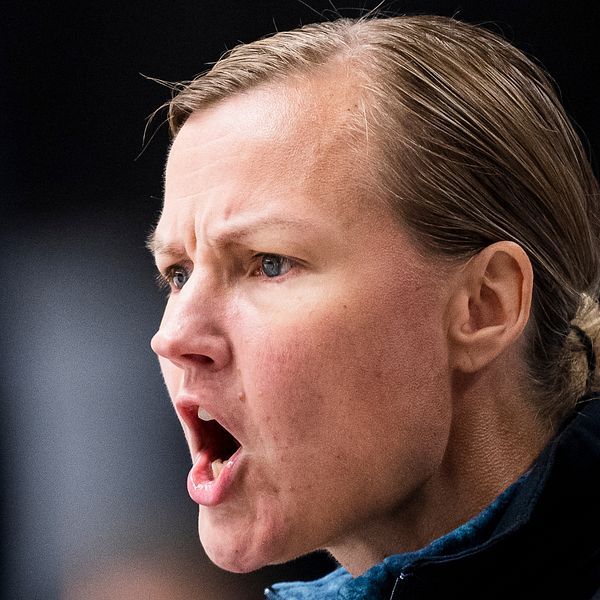 Göteborgs tränare Heini Lundin under ishockeymatchen i SDHL mellan Djurgården och Göteborg den 12 september 2021 i Stockholm.