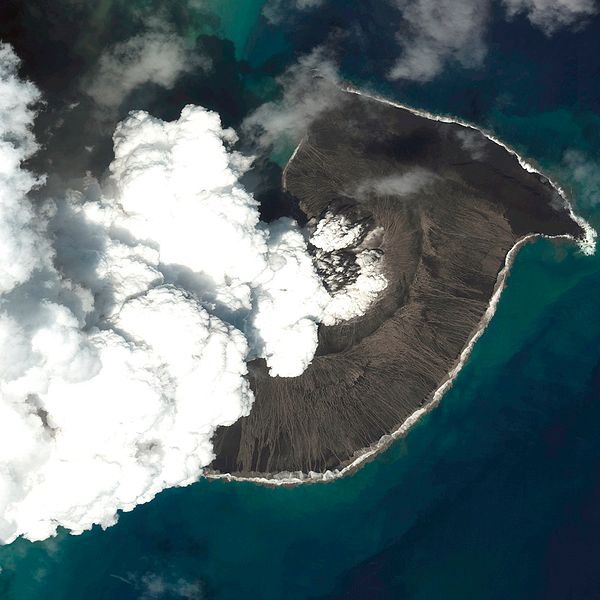 En satellitbild visar hur rök stiger från undervattensvulkanen Hunga veckorna innan det explosiva utbrottet i lördags. Arkivbild.
