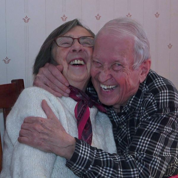 Eivor Eklund, 90, och Enar Hjukström, 92 kramas.