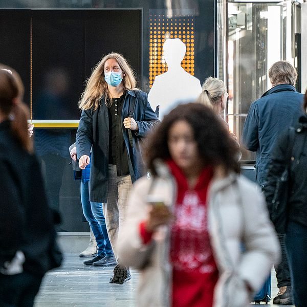 Tågresenärer på Malmö Centralstation.