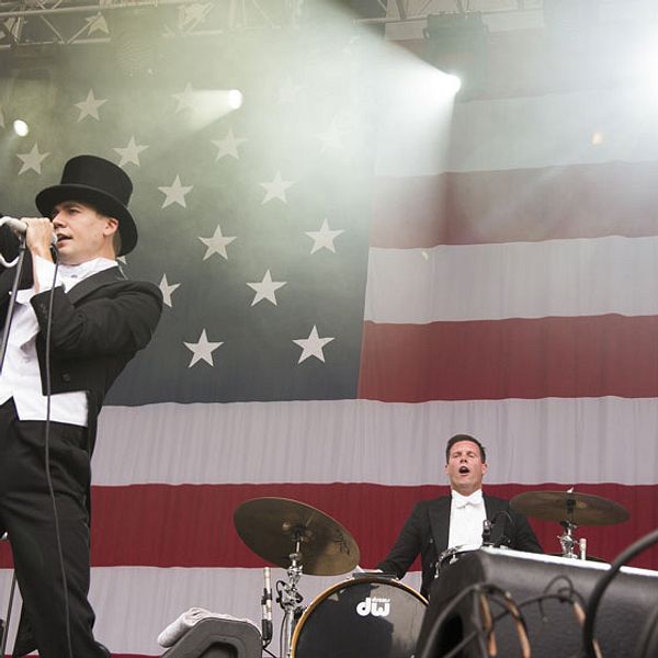 The Hives på spelning i Philadelphia 2 september 2012