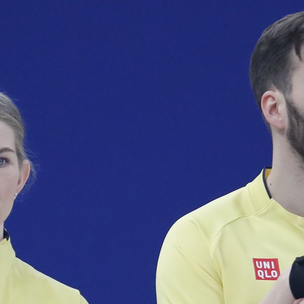 Sveriges Oskar Eriksson och Almida De Val i matchen mellan Norge och Sverige i mixed dubbel curling vid vinter-OS i Peking 2022.