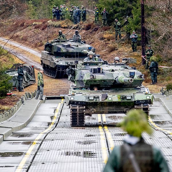 Leopardstridsvagn på väg över Lagan på en tillfällig militärbro i en övning i Vaggeryd. Arkivbild.