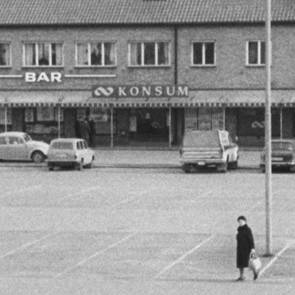 Svartvit bild från torget i Vara 1974 med Konsumhuset