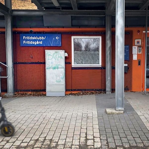 Fritidsgård i Alby i Botkyrka, ung kille på elsparkcykel