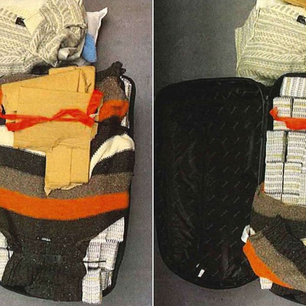 Billen är ett montage. Till vänster resväskan med ett lager kläder över tabletterna. Till höger har kläderna flyttats, och man ser tydligare tabletterna.