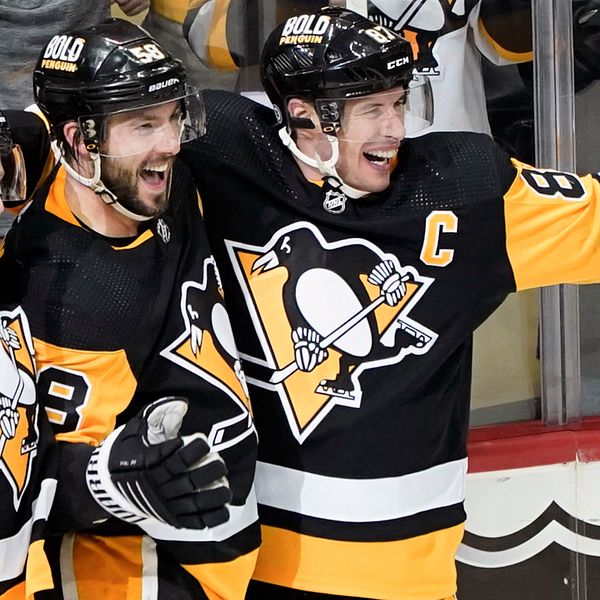 Sidney Crosby (till höger) har nu gjort 500 NHL-mål för Pittsburgh Penguins.