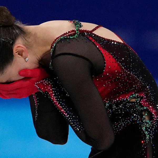 Kamila Valieva brast ut i gråt efter att ha fallit flera gånger under det fria programmet i OS. Ryskan slutade fyra i finalen.